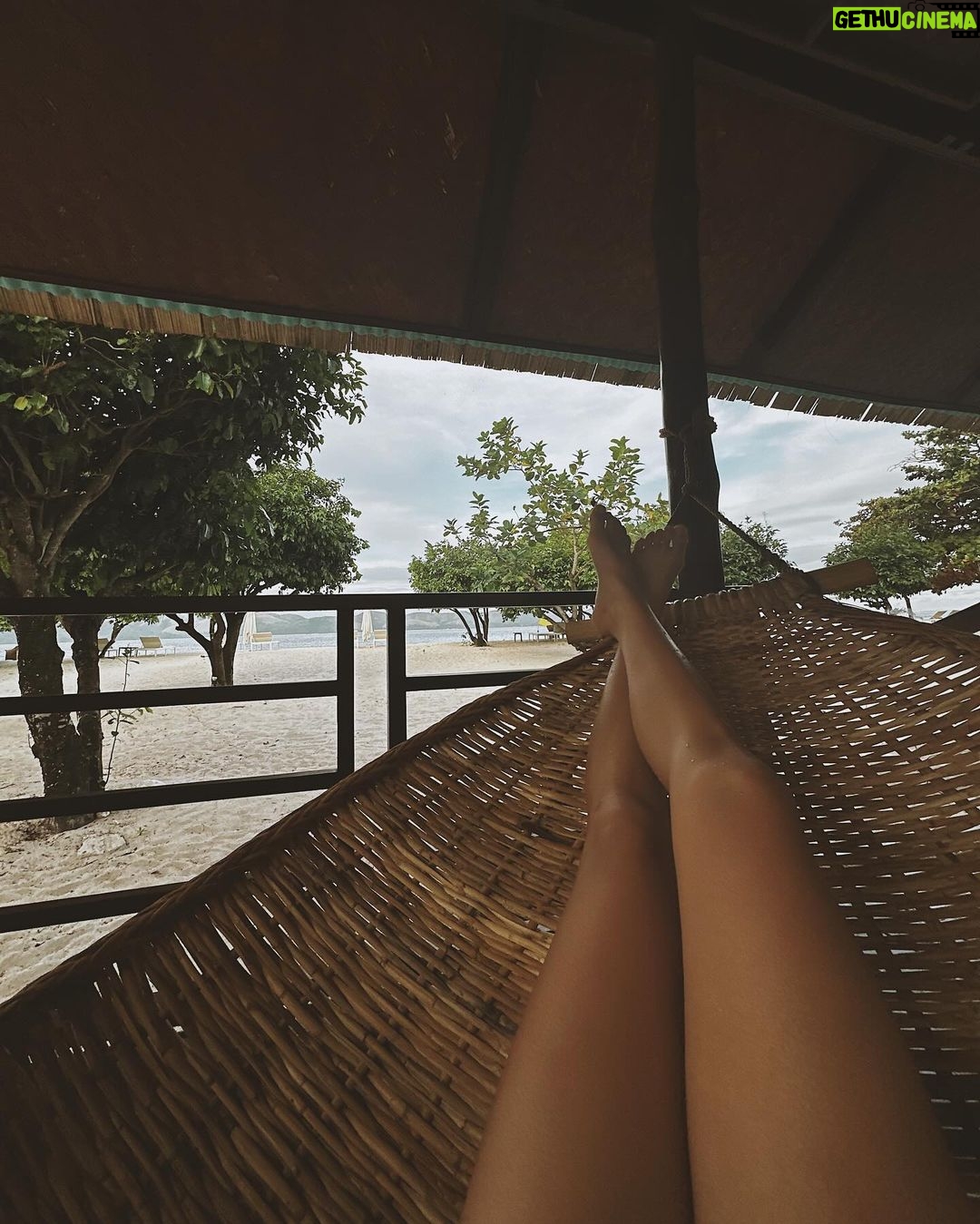 Lovi Poe Instagram - Chillin like a villain cause I didn’t forget my SCD beach essentials to keep me protected under the sun ♥️🌊 @scdmainoffice.official