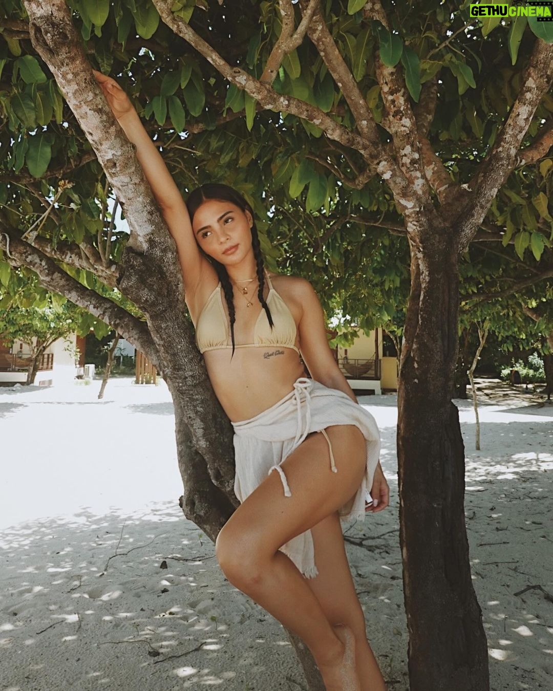 Lovi Poe Instagram - Careful, careful now. Mahirap atang i-achieve and golden tan! 😉