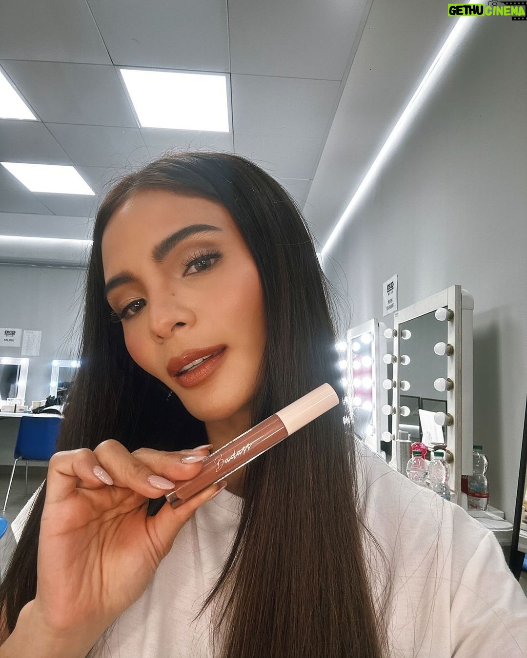 Lovi Poe Instagram - Lip lip horaaay 👄 #LastMoNaYanLovi @readysetglowph Badass Plumping Lip Gloss in Sundaze
