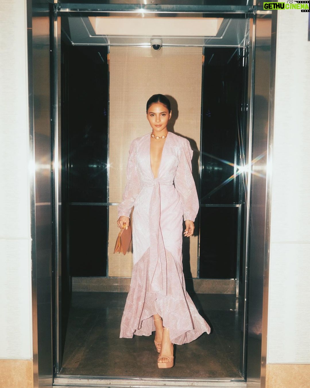 Lovi Poe Instagram - What floor to happily ever after? 💖😉 @atelierdebbieco @adrianneconcept