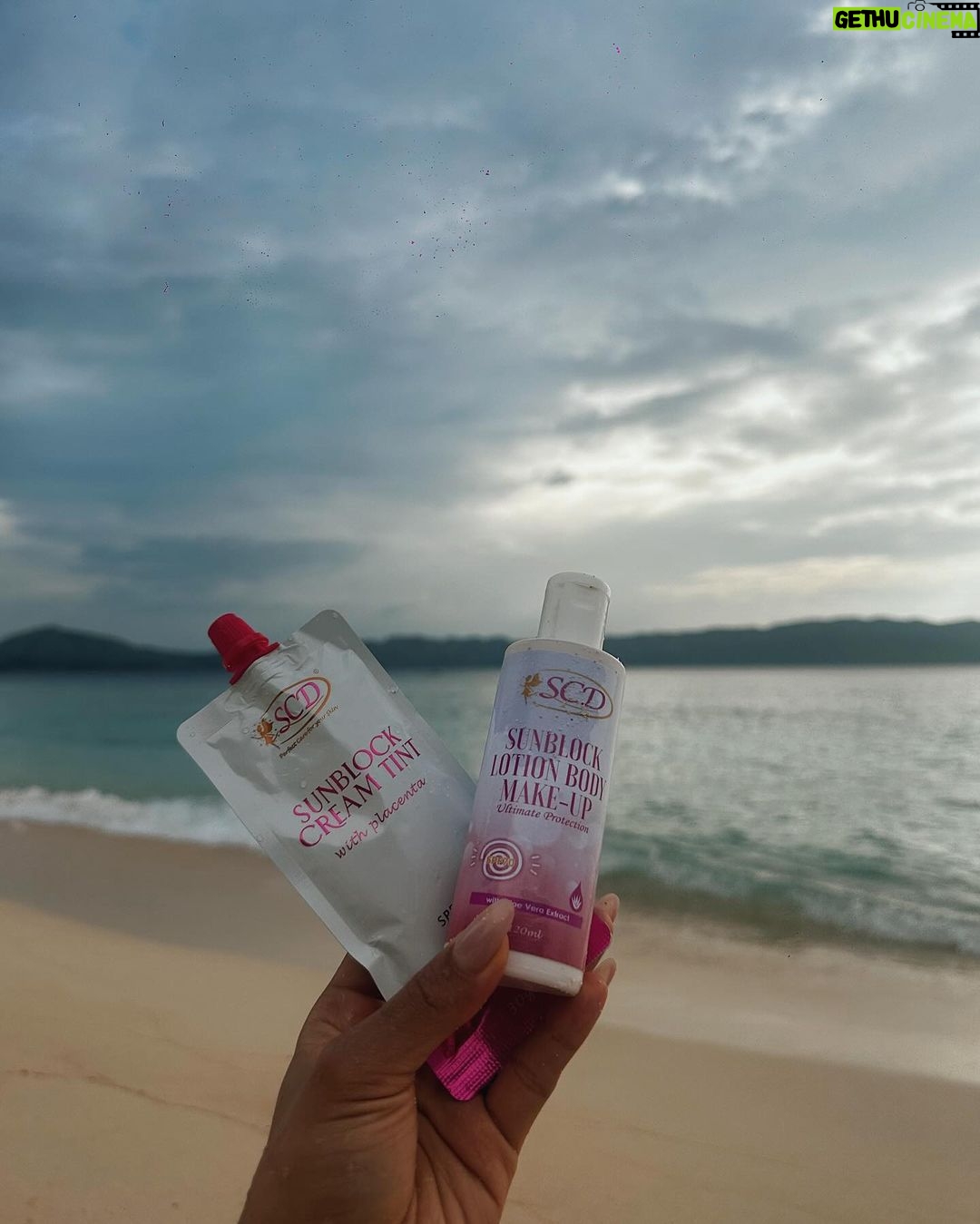 Lovi Poe Instagram - Chillin like a villain cause I didn’t forget my SCD beach essentials to keep me protected under the sun ♥️🌊 @scdmainoffice.official