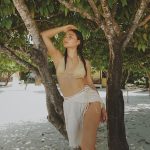 Lovi Poe Instagram - Careful, careful now. Mahirap atang i-achieve and golden tan! 😉