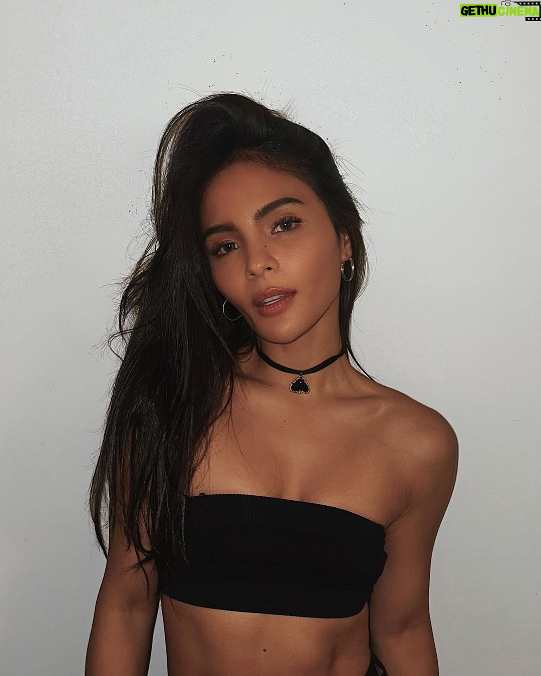 Lovi Poe Instagram - Black and choker necklace 90s vibes ♠️