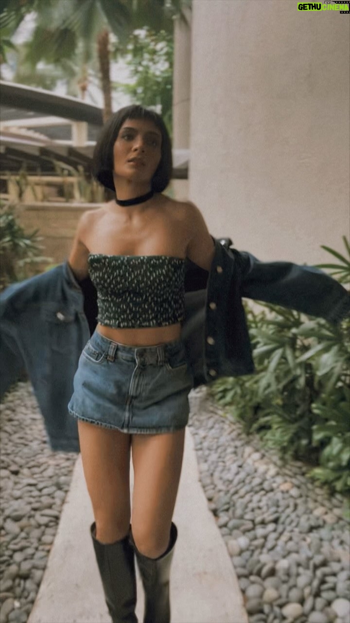 Lovi Poe Instagram - This look has got me walking into Monday like a bad ass 🖤 @readysetglowph