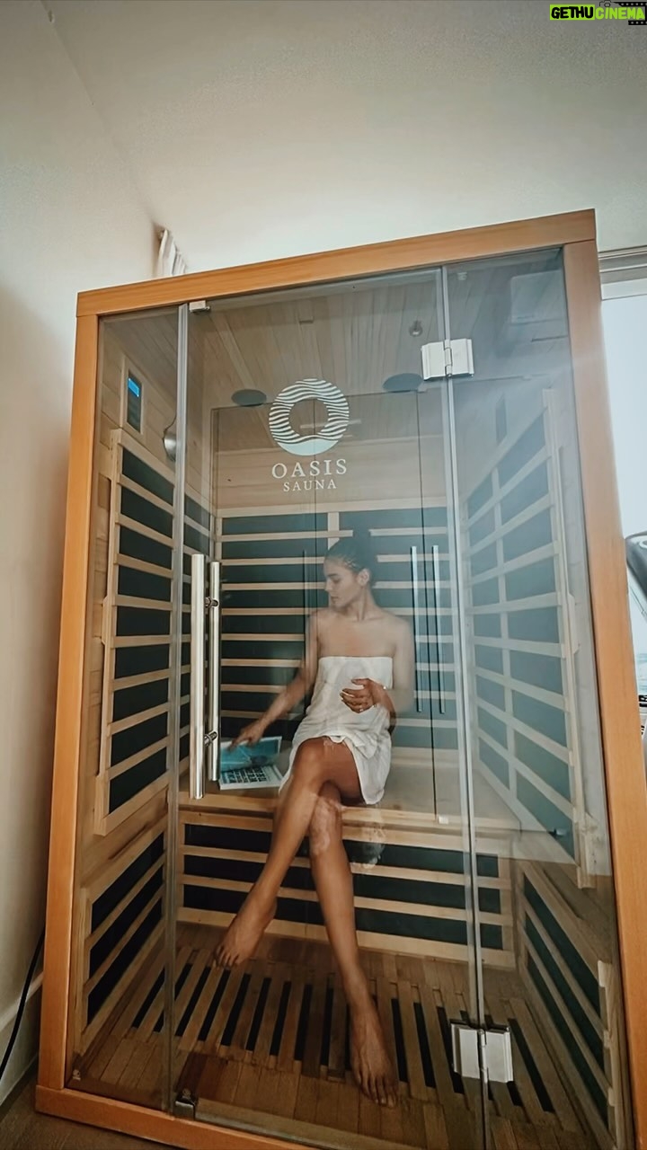 Lovi Poe Instagram - Nothing says #Sunday Slowdown like a moment of peace and clarity right in my own home ♥️ Just the reboot I needed after a week of work and training. You know where to find me 😉 @oasissaunaph