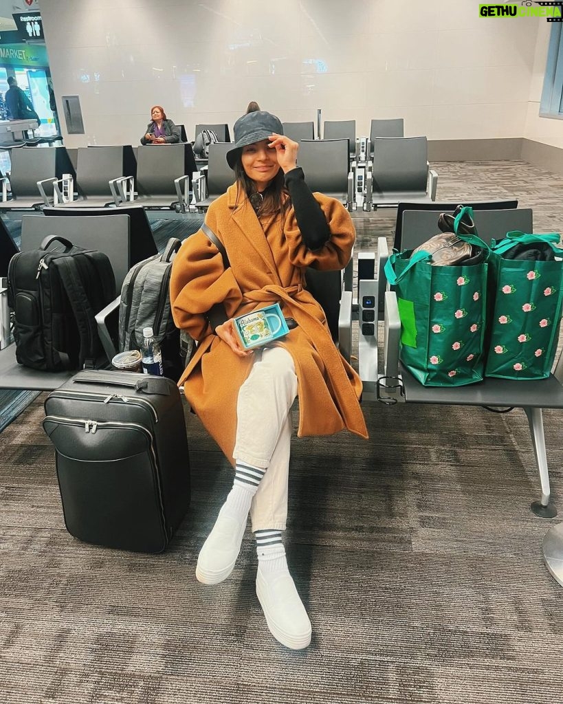 Lovi Poe Instagram - From one cold city to another cold city 🥹