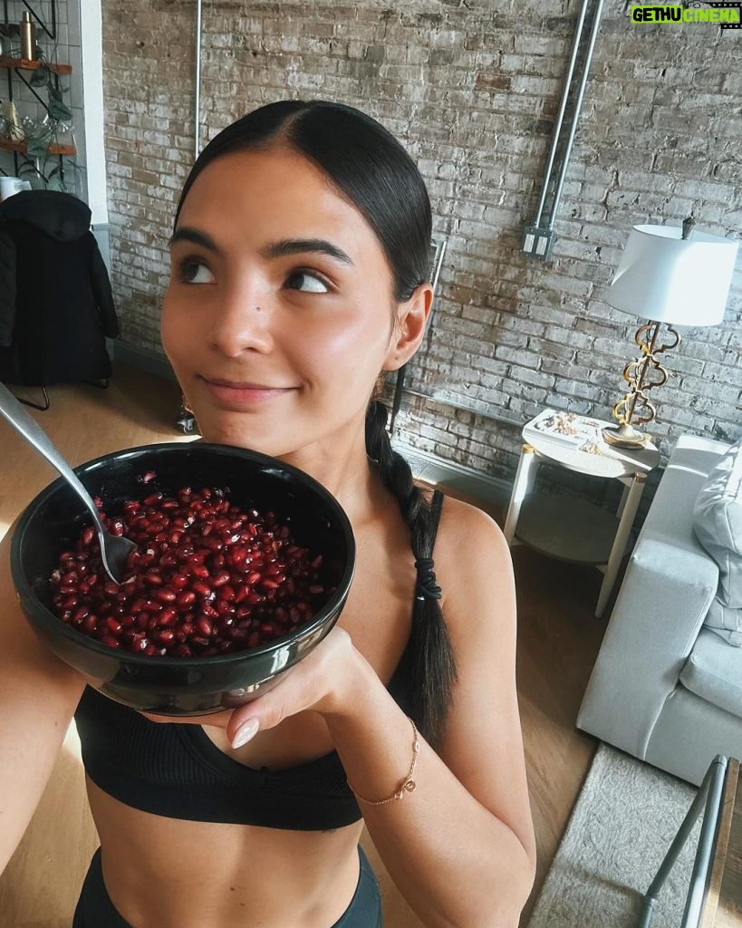 Lovi Poe Instagram - Quite a mission getting these pomegranate seeds out…truly post worthy LOL 😋