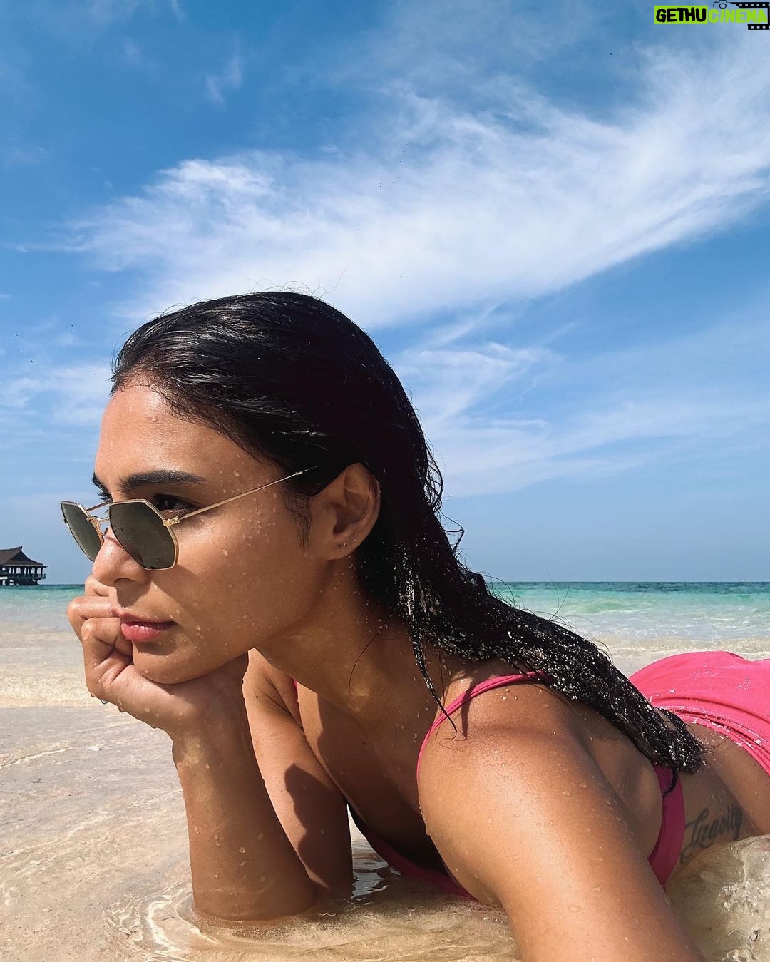 Lovi Poe Instagram - I call this, Café del Mar 🌊☕️♥️