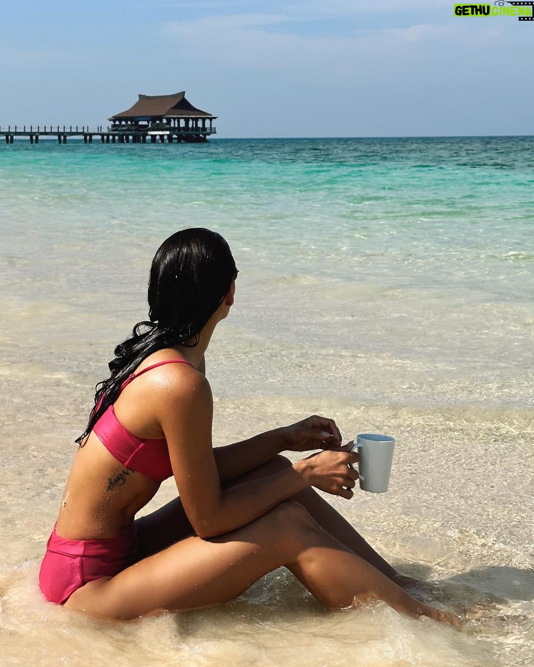 Lovi Poe Instagram - I call this, Café del Mar 🌊☕️♥️