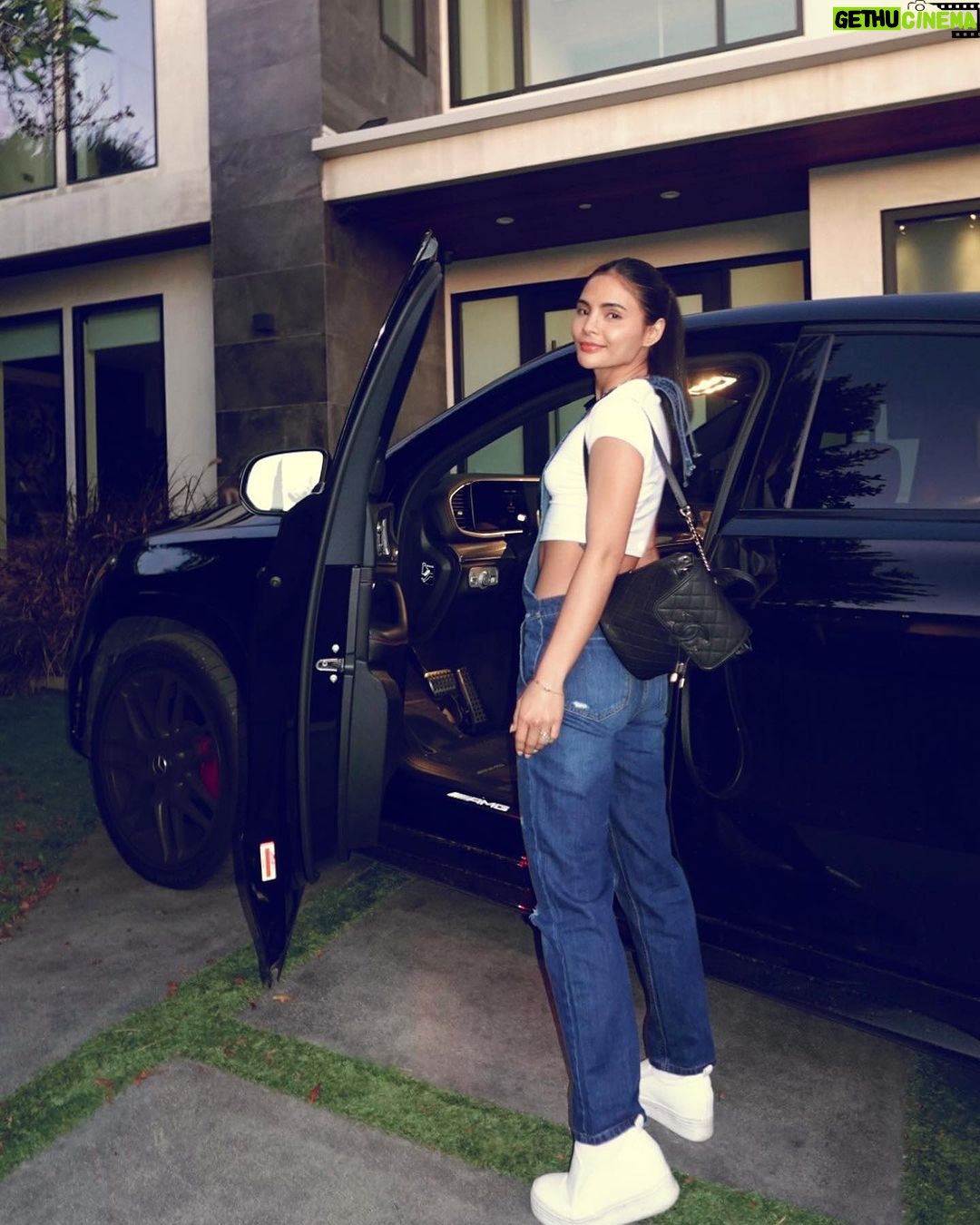 Lovi Poe Instagram - Making my way downtown…🎶 Los Angeles, California