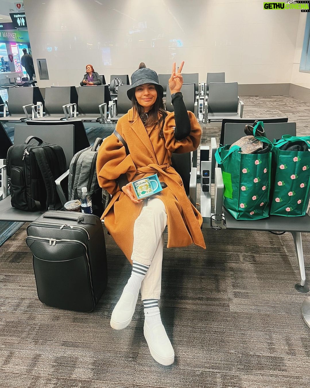 Lovi Poe Instagram - From one cold city to another cold city 🥹