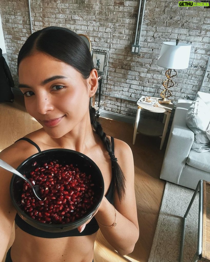 Lovi Poe Instagram - Quite a mission getting these pomegranate seeds out…truly post worthy LOL 😋