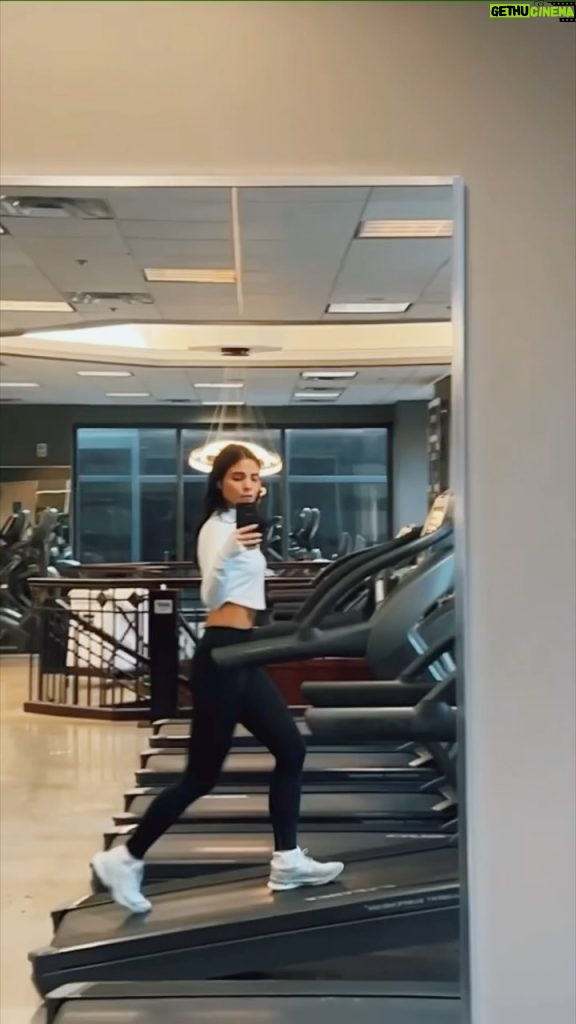 Lovi Poe Instagram - Incline 15…let’s go🏃‍♀️ Sweaty Poe Tip: Maximize the incline on the treadmill and prevent injury by staying hands-free aka not holding on the handrail. According to Kumareng Miley, “it’s the cliiiiimb!” 🤪 P.S. Only use the incline you can handle! #LoviYourBody
