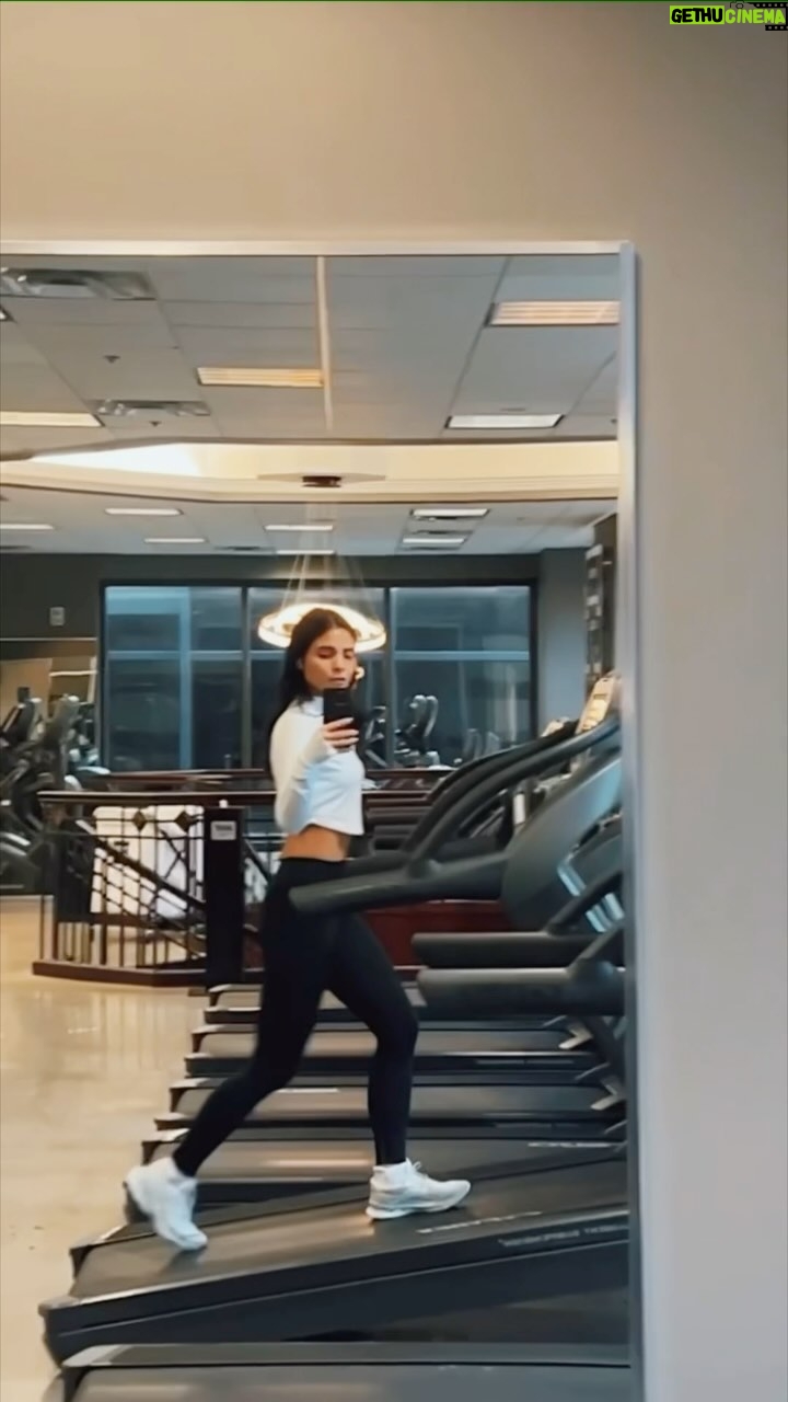 Lovi Poe Instagram - Incline 15…let’s go🏃♀️ Sweaty Poe Tip: Maximize the incline on the treadmill and prevent injury by staying hands-free aka not holding on the handrail. According to Kumareng Miley, “it’s the cliiiiimb!” 🤪 P.S. Only use the incline you can handle! #LoviYourBody