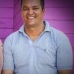 Luís Ernesto Lacombe Instagram - Aqueles que já foram os três principais jornais do país não deram destaque à morte de Cleriston Pereira da Cunha. O Globo fez pior: sequer deu a notícia. Não há nada no jornal carioca sobre a morte do detento da Papuda, nada. Na capa do Estadão, também nem uma linha, há apenas um terço de página no miolo do jornal. A Folha deu a notícia na primeira página, no pedaço menos importante dela, o canto mais baixo à direita… O jornalismo que se preocupa com quem será beneficiado ou prejudicado por uma notícia não é jornalismo… Detido sem provas graves contra ele no 8 de janeiro, Cleriston enfrentava problemas de saúde. Em setembro, a PGR deu parecer favorável à soltura dele por conta disso, mas Alexandre de Moraes não deu bola… Na primeira página de todos os jornais do país hoje, a manchete, em letras garrafais, deveria ser: QUEM VAI SER RESPONSABILIZADO PELA MORTE DO CLERISTON?