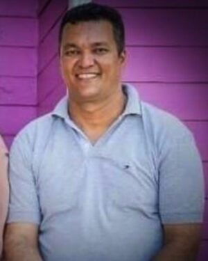 Luís Ernesto Lacombe Instagram - Aqueles que já foram os três principais jornais do país não deram destaque à morte de Cleriston Pereira da Cunha. O Globo fez pior: sequer deu a notícia. Não há nada no jornal carioca sobre a morte do detento da Papuda, nada. Na capa do Estadão, também nem uma linha, há apenas um terço de página no miolo do jornal. A Folha deu a notícia na primeira página, no pedaço menos importante dela, o canto mais baixo à direita… O jornalismo que se preocupa com quem será beneficiado ou prejudicado por uma notícia não é jornalismo…
Detido sem provas graves contra ele no 8 de janeiro, Cleriston enfrentava problemas de saúde. Em setembro, a PGR deu parecer favorável à soltura dele por conta disso, mas Alexandre de Moraes não deu bola…
Na primeira página de todos os jornais do país hoje, a manchete, em letras garrafais, deveria ser: QUEM VAI SER RESPONSABILIZADO PELA MORTE DO CLERISTON?