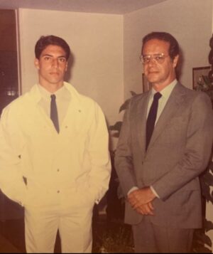 Luís Ernesto Lacombe Instagram - Hoje, meu pai faria 85 anos… Ele morreu muito novo, aos 49. Não viu os filhos formados, não conheceu nenhum dos oito netos. Continua vivo nas nossas lembranças, nos nossos corações. Está em bom lugar, olhando por nós…

#pai #85anos #saudade