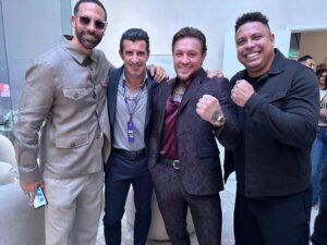 Luís Figo Instagram - Showtime !!! Great experience watching the thrilling the #BattleofTheBaddest in Riyadh. @tysonfury @francisngannou @laliga 💪🤘🥊