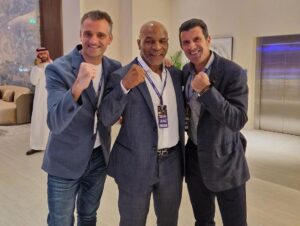 Luís Figo Instagram - Showtime !!! Great experience watching the thrilling the #BattleofTheBaddest in Riyadh. @tysonfury @francisngannou @laliga 💪🤘🥊