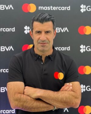 Luís Figo Instagram - I’m very happy to be in Istanbul with @mastercardturkiye @garantibbva to share my love for football and warming up for the @championsleague final! Priceless 👌🏻
