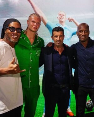 Luís Figo Instagram - @easportsfc it’s in the game! 🔥🎮