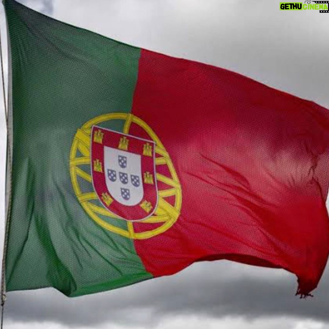 Luís Figo Instagram - Hoje é dia de Portugal, de Camões e da Língua Portuguesa! No dia 10 de junho, rendemos homenagem à nossa história, cultura e língua. É o dia de Portugal, de Camões e da Língua Portuguesa, e a Fundação Luís Figo celebra com orgulho esta data especial que é de todos nós! É através da educação que levamos a tantas crianças e jovens o conhecimento e a aprendizagem da história, da língua portuguesa e da nossa cultura, estimulando-os e criando para eles um futuro melhor, para que Portugal seja sinónimo e referência na igualdade de oportunidades para todas as crianças e jovens. Por um Portugal com um futuro risonho. Passa ao próximo Pass it on ___ Today is the Day of Portugal, Camões, and the Portuguese Language! On June 10th, we pay homage to our history, culture, and language. It is the Day of Portugal, Camões, and the Portuguese Language, and the Luís Figo Foundation proudly celebrates this special day that belongs to all of us! Through education, we bring knowledge and learning of history, the Portuguese language, and our culture to many children and young people, inspiring them and creating a better future for them, so that Portugal becomes synonymous with equal opportunities for all children and young people. For a Portugal with a bright future. Pass it on #flf #fundaçãoluisfigo #portuga #diadeportugal l #desporto #sports #health #saude #education #educação #socialintegration #integraçãosocial #crianças #children
