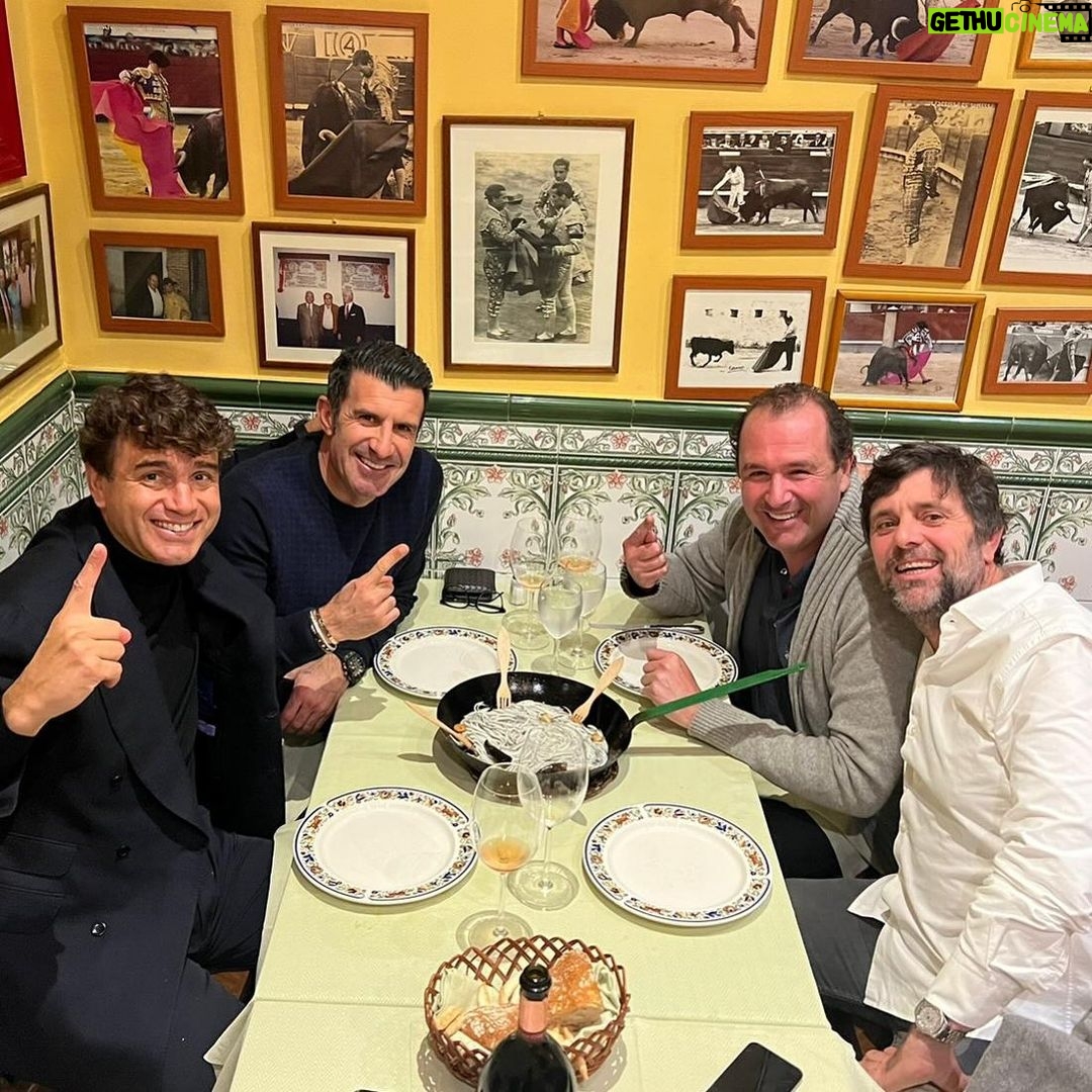 Luís Figo Instagram - Friends and elvers!!👌👏😋