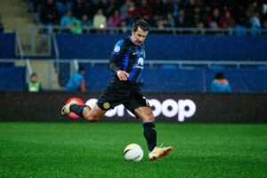 Luís Figo Instagram - Geo 11- Inter forever 0-2 siempre una bella emozione entrare en campo con questa maglia.💙🖤💙🖤Grazie Georgia