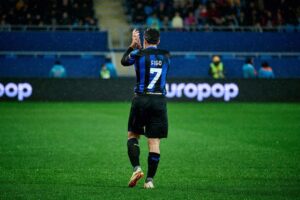 Luís Figo Instagram - Geo 11- Inter forever 0-2 siempre una bella emozione entrare en campo con questa maglia.💙🖤💙🖤Grazie Georgia