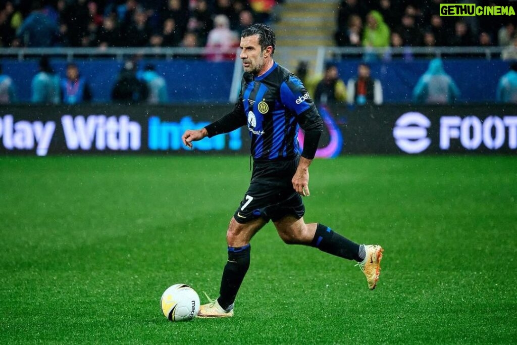 Luís Figo Instagram - Geo 11- Inter forever 0-2 siempre una bella emozione entrare en campo con questa maglia.💙🖤💙🖤Grazie Georgia Batumi, Georgia