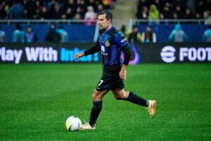 Luís Figo Instagram - Geo 11- Inter forever 0-2 siempre una bella emozione entrare en campo con questa maglia.💙🖤💙🖤Grazie Georgia