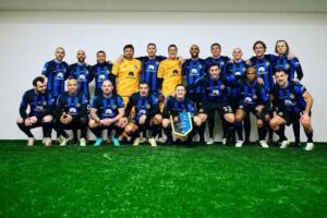 Luís Figo Instagram - Geo 11- Inter forever 0-2 siempre una bella emozione entrare en campo con questa maglia.💙🖤💙🖤Grazie Georgia