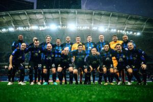 Luís Figo Instagram - Geo 11- Inter forever 0-2 siempre una bella emozione entrare en campo con questa maglia.💙🖤💙🖤Grazie Georgia