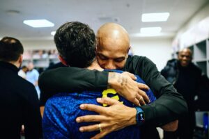 Luís Figo Instagram - Geo 11- Inter forever 0-2 siempre una bella emozione entrare en campo con questa maglia.💙🖤💙🖤Grazie Georgia