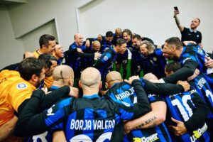 Luís Figo Instagram - Geo 11- Inter forever 0-2 siempre una bella emozione entrare en campo con questa maglia.💙🖤💙🖤Grazie Georgia