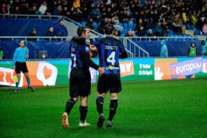 Luís Figo Instagram - Geo 11- Inter forever 0-2 siempre una bella emozione entrare en campo con questa maglia.💙🖤💙🖤Grazie Georgia
