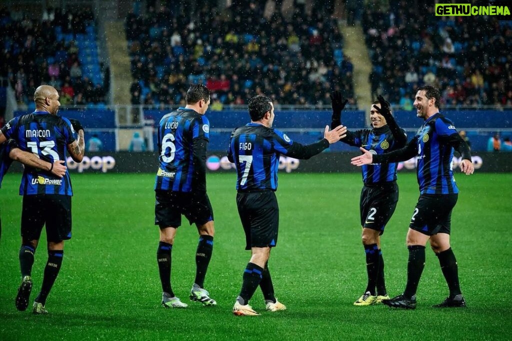 Luís Figo Instagram - Geo 11- Inter forever 0-2 siempre una bella emozione entrare en campo con questa maglia.💙🖤💙🖤Grazie Georgia Batumi, Georgia