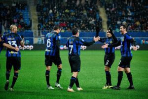 Luís Figo Instagram - Geo 11- Inter forever 0-2 siempre una bella emozione entrare en campo con questa maglia.💙🖤💙🖤Grazie Georgia