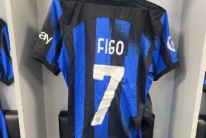 Luís Figo Instagram - Geo 11- Inter forever 0-2 siempre una bella emozione entrare en campo con questa maglia.💙🖤💙🖤Grazie Georgia