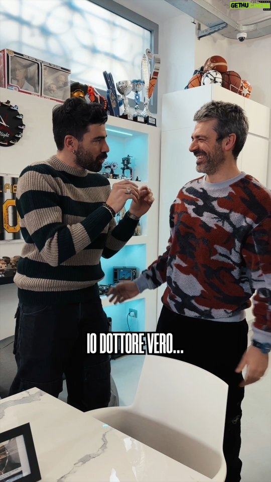Luca Argentero Instagram - Qualcuno chiami un DOTTOREEE !!! 👨🏻⚕️😆 @lucaargentero è passato dal BSMT. Non solo il DOC più amato d'italia ma molto di più. Abbiamo scoperto tutto con una lunga e bella chiacchierata insieme 🥹💪🏻🎬 DOMANI DISPONIBILE OVUNQUE 🎙🚨 #PassadalBSMT ➡️ @bsmt_basement