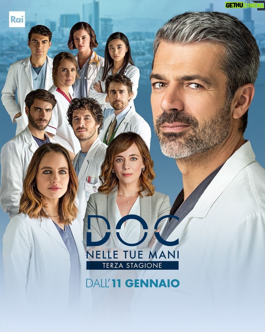 Luca Argentero Instagram - Finalmente possiamo dirlo: dall’11 gennaio #DOCNelleTueMani3 ci aspetta su Rai1 e su RaiPlay!!! 🤩🙏🏻💙 Non vediamo l’ora di emozionarci insieme a voi… a presto! #DOC3 #lucaargentero #matildegioli #giovanniscifoni #pierpaolospollon #saralazzaro #marcorossetti #elisadieusanio #giacomogiorgio #elisawong #lauracravedi #serietv #fiction #fictionitaliana #serietvaddicted #serietvdavedere #serietvmania #teamdivano #luxvide #raifiction #rai1 #raiplay