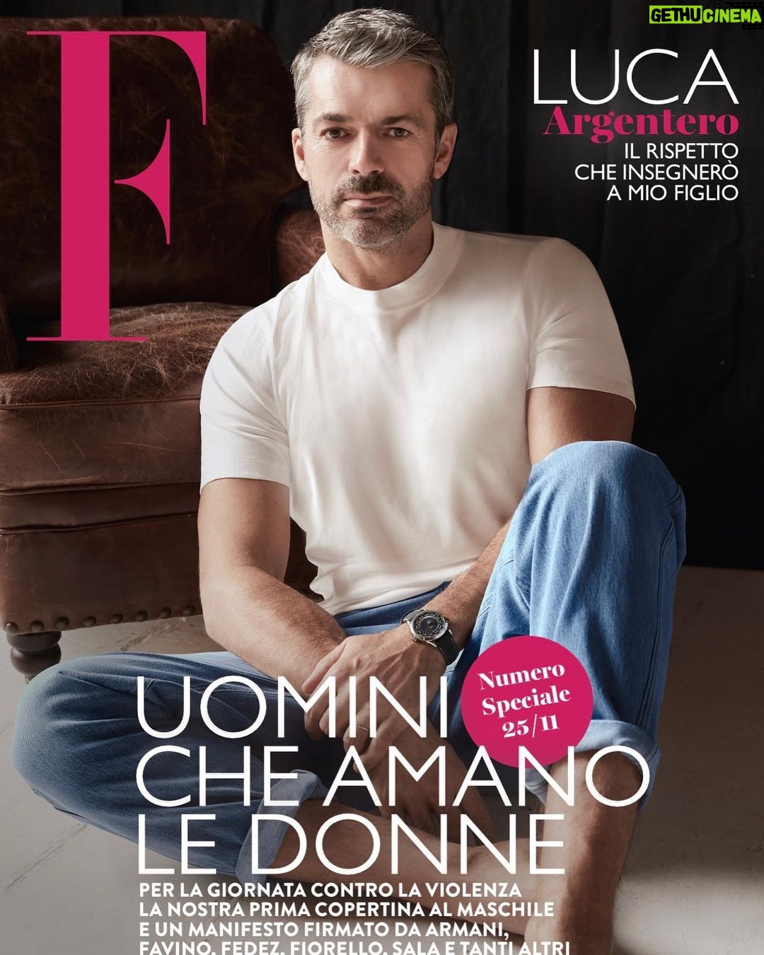 Luca Argentero Instagram - Sabato 25 Novembre sarà la giornata internazionale per l’eliminazione della violenza contro le donne. Con onore mi unisco a tanti colleghi artisti, uomini che amano le donne, che hanno firmato un manifesto redatto da @beppesala e @sonolucadini ,un invito a tutti gli uomini a dire basta, a ribellarsi contro ogni forma di violenza e discriminazione delle donne. @alangelati @samanta_pardini @sonolucadini @thatsfabofficial