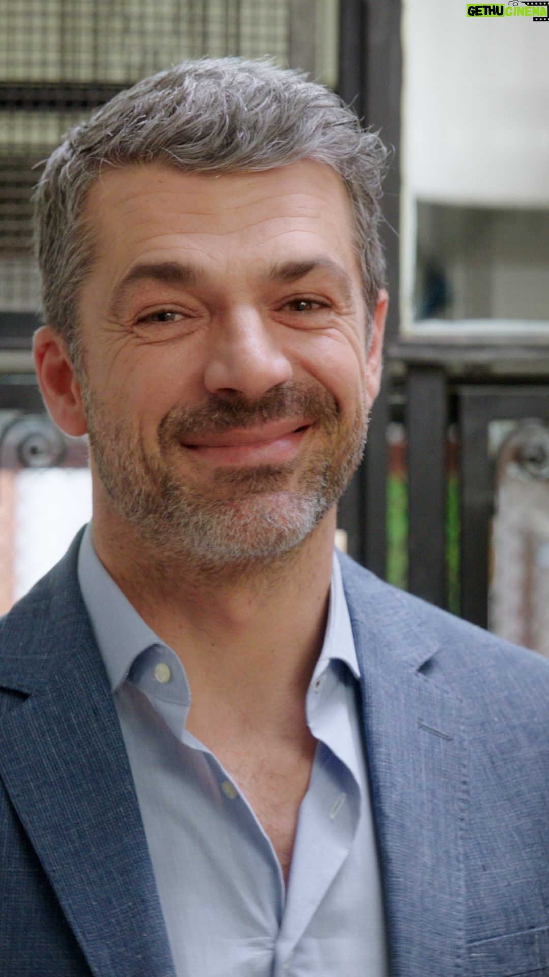 Luca Argentero Instagram - È confermato: per bere un caffè con Luca Argentero, il miglior modo è fare scorta di caffè Bialetti e partecipare al nostro concorso su uncaffeconargentero.it! 🤞 E tu, hai mai usato pretesti per autoinvitarti dai tuoi vicini? ☕️