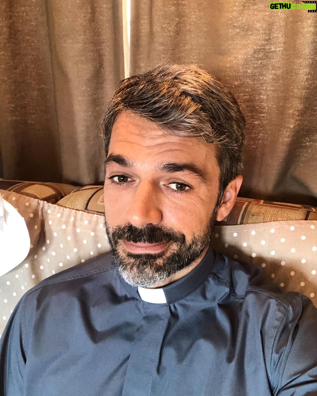 Luca Argentero Instagram - Attitude domenicale… #comeungattointangenzialeritornoacocciadimorto