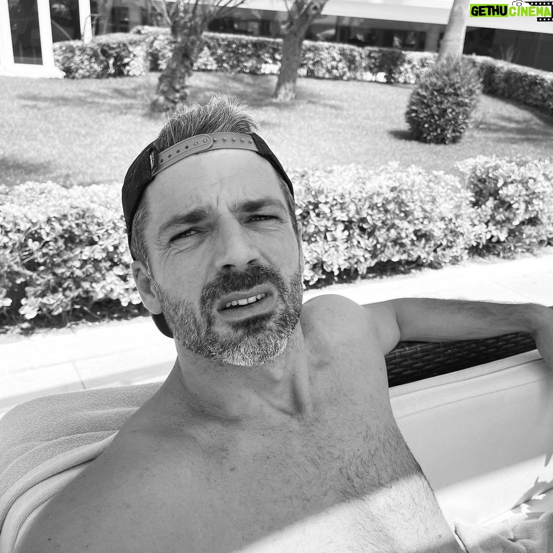 Luca Argentero Instagram - In che senso?
