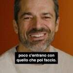 Luca Argentero Instagram - Quali sono gli autori e i registi che piacciono a @lucaargentero? Per “Disdici tutti i miei impegni”, l’autore ha pensato di regalare a lettrici e lettori dei consigli di lettura per rendere l’atto ancora più immersivo e completo. Dalla playlist di brani che Luca Argentero ha selezionato come colonna sonora degli arresti domiciliari del suo protagonista, a film e serie di Fabio Resti. Li trovate nella nostra news dedicata su mondadori.it