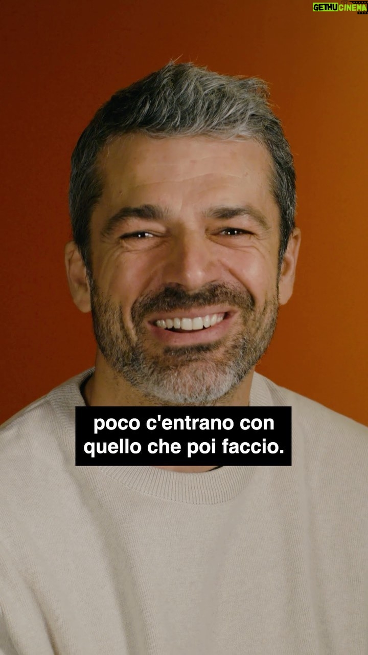 Luca Argentero Instagram - Quali sono gli autori e i registi che piacciono a @lucaargentero? Per “Disdici tutti i miei impegni”, l’autore ha pensato di regalare a lettrici e lettori dei consigli di lettura per rendere l’atto ancora più immersivo e completo. Dalla playlist di brani che Luca Argentero ha selezionato come colonna sonora degli arresti domiciliari del suo protagonista, a film e serie di Fabio Resti. Li trovate nella nostra news dedicata su mondadori.it