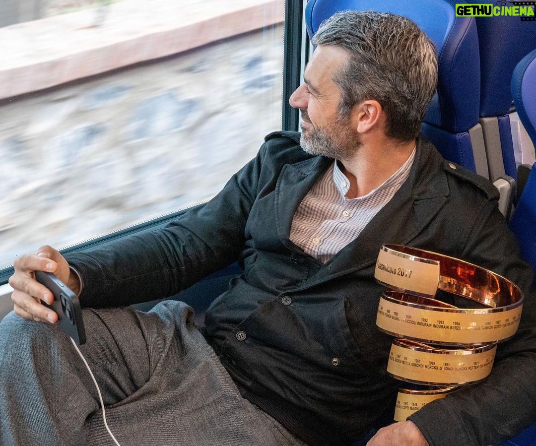 Luca Argentero Instagram - Ieri pomeriggio ho vissuto le emozioni del Giro d’Italia insieme al Regionale di Trenitalia. Gli atleti in sella alla bici e noi belli comodi, ma comunque sostenibili, a bordo del nuovo treno POP che consuma il 30% di energia in meno ed è fatto al 97% di materiali riciclabili. In pratica un treno super green e perfetto per chi ama pedalare, perché c’è spazio per portare la bici e persino le prese per ricaricare quelle elettriche. E poi puoi rilassati e goderti il panorama, come quello della splendida Liguria, mentre raggiungi più di 1700 destinazioni culturali, naturali e sportive. Quindi pronti, si parte! Ci vediamo sul Regionale. @trenitaliaregionale @elenasantarelli #TrenitaliaRegionale #TrenitaliaOfficialGreenCarrier #giro #OgniViaggioUnTraguardo #adv