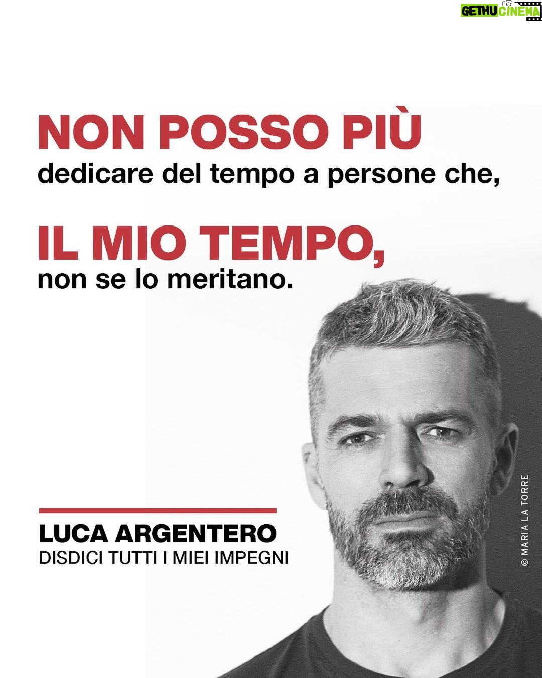 Luca Argentero Instagram - Chi è Fabio Resti? Uno scintillante imprenditore romano che traffica con successo nel business degli eventi aziendali, la cui vita piomba nell’ombra più anonima quando riceve un’inattesa telefonata da parte della Guardia di Finanza: l’ufficiale Belfiore deve consegnargli una urgente comunicazione giudiziaria che lo riguarda. Causa il possibile inquinamento delle prove, Fabio è costretto a disdire tutti gli impegni e a iniziare l’estate agli arresti domiciliari, a casa dei suoi genitori, in via di Val Tellina, invece che a Formentera o in Salento. È un colpo durissimo, ma anche l’inizio di una piccola, personale rivoluzione. “Disdici tutti i miei impegni” è il romanzo d’esordio di @lucaargentero . Con le coinvolgenti disavventure di Fabio Resti, descrive la sghemba parabola di una generazione che ha inseguito un mito edonistico a colpi di eccessi e di politicamente scorretto. Disdite pure i vostri impegni e correte in libreria! Disponibile dal 18 aprile 👨💼