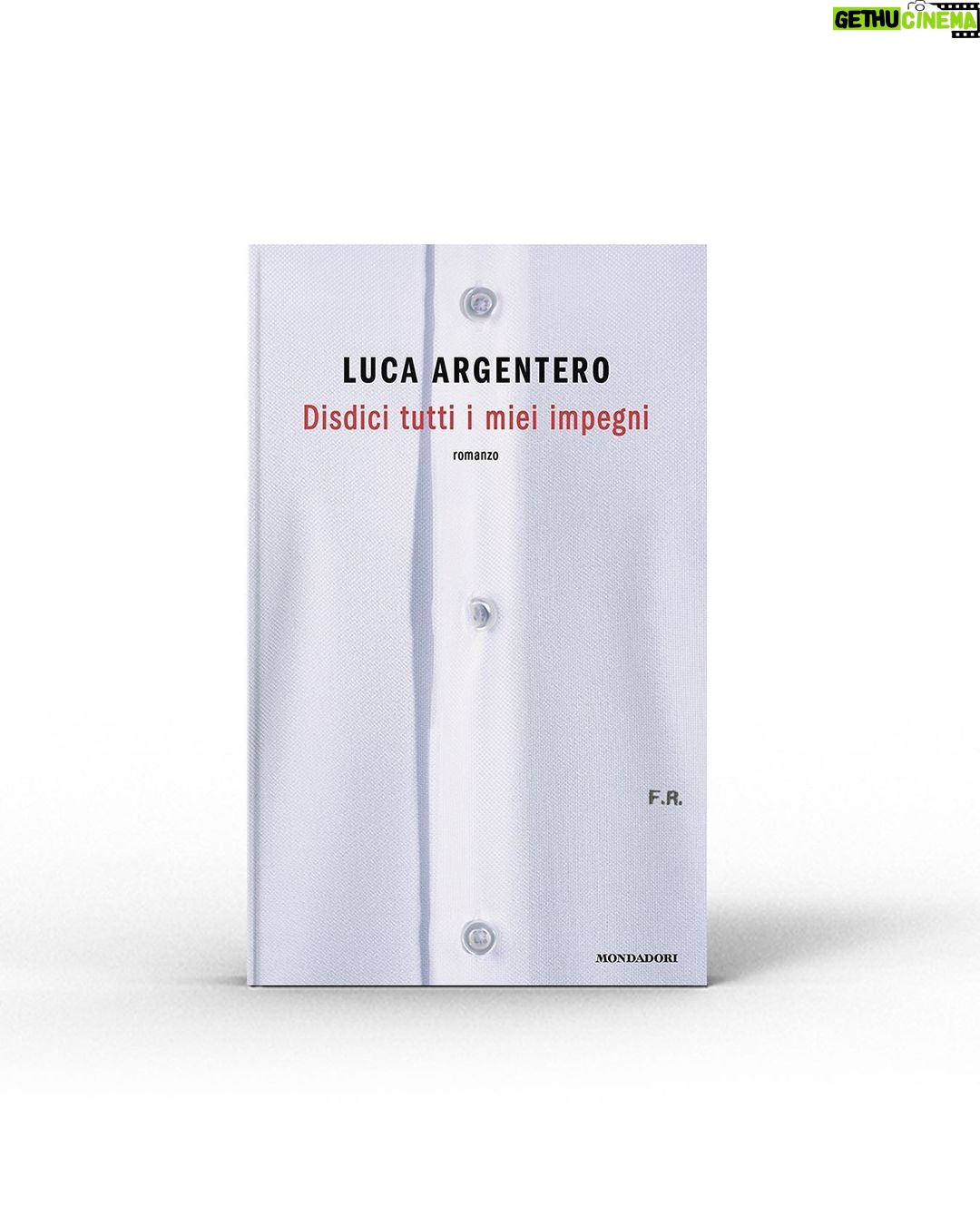 Luca Argentero Instagram - È tutto vero! @lucaargentero arriva domani in libreria con il suo primo romanzo. “Disdici tutti i miei impegni” è una storia originale e coinvolgente, che strappa risate e riflessioni, e procede tra dialoghi serrati e brillanti assoli psicologici. Fabio, il protagonista, è un personaggio lontano anni luce dal suo autore, dai suoi gusti e dal suo vissuto privato. Ma – forse proprio per questo – perfetto per descrivere la parabola di una generazione che per molto tempo ha inseguito un mito edonistico a colpi di eccessi e di politicamente scorretto. Noi abbiamo già disdetto tutti i nostri impegni, e non vediamo l’ora che sia domani! Troverete “Disdici tutti i miei impegni” in tutte le librerie e negli store online dal 18 aprile.